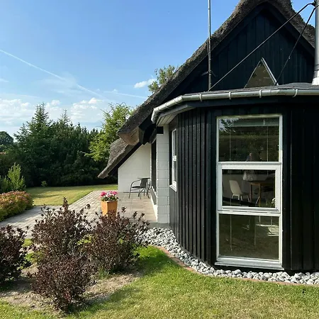 Dom wakacyjny Thatched Near Oer And *